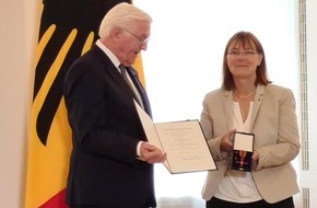 Christliches Jugenddorfwerk Deutschlands gemeinnütziger e. V. (CJD): Bundesverdienstkreuz für Petra Densborn / Bundespräsident ehrt CJD Vorständin