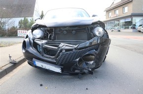 Kreispolizeibehörde Herford: POL-HF: Unfall im Kreuzungsbereich- Beetle-Fahrerin verletzt
