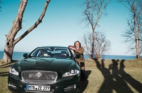 Jaguar Land Rover Deutschland GmbH - Presse Jaguar: SPANNENDE MOMENTE ZWISCHEN KUNST UND AUTOMOBIL / Jaguar präsentiert Werke von Stefan Szczesny an drei legendären Destinationen
