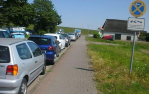 Polizeiinspektion Stade: POL-STD: Corona-Regeln am Strand von Bassenfleth weitgehend eingehalten - Parkverhalten der Autofahrerinnen und Autofahrer behindert Rettungsdienst und Feuerwehrdurchfahrt