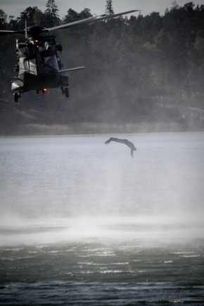 Marine - Pressebilder: Tauchen, springen, sprengen - Deutsche Minentaucher zu Gast in finnischen Tiefen (mit Bild)