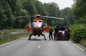 Feuerwehr Essen: FW-E: Schwerer Verkehrsunfall auf der Wuppertaler Straße (B227), BMW Z3 trifft frontal auf Motorrad