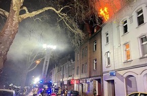 Feuerwehr Essen: FW-E: Wohnungsbrand im Dachgeschoss eines Mehrfamilienhauses - eine Person verletzt