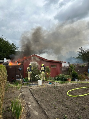 FW Helmstedt: Brennen mehrere Gartenlauben in voller Ausdehnung
