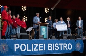 Hessisches Polizeipr&auml;sidium Einsatz: POL-HPE: Fassanstich in Fulda - Innenminister Roman Poseck er&ouml;ffnet das Polizei Bistro auf dem 63. Hessentag