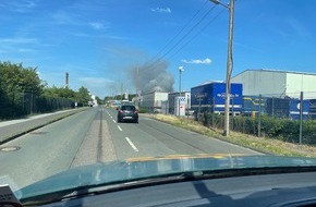 Feuerwehr Ratingen: FW Ratingen: Grosses Feld in Vollbrand - Großeinsatz für die Feuerwehr Ratingen