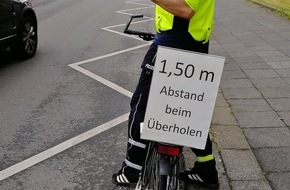Polizei Wuppertal: POL-W: SG Präventionsaktion: 1,50 Meter Sicherheitsabstand - auch beim Überholen von Radfahrern