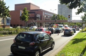 Polizeipräsidium Westpfalz: POL-PPWP: Unfall in der Innenstadt mit mehreren Verletzten