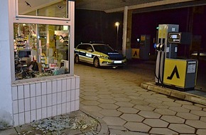 Polizeiinspektion Hameln-Pyrmont/Holzminden: POL-HM: Nächtlicher Einbruch in Tankstelle - Zusammenhang mit Fahrzeugdiebstahl in Hachmühlen (Zeugenaufruf)