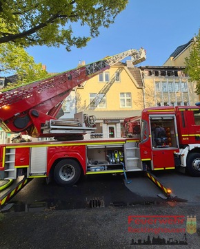 FW-RE: Wohnungsbrand in voller Ausdehnung - zwei Katzen aus der Wohnung gerettet - keine Personen verletzt