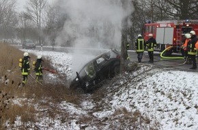 Kreispolizeibehörde Höxter: POL-HX: Fahrerin bei Unfall verletzt, PKW fängt Feuer