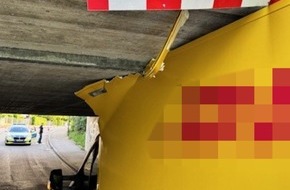 Feuerwehr München: FW-M: Transporter steckt in Unterführung fest (Obermenzing)