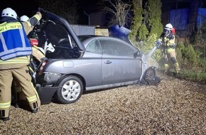 Feuerwehr Gemeinde Rheurdt: FW Rheurdt: Kleinwagen brennt im Motorraum