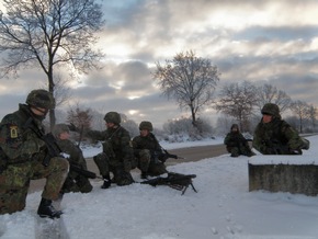 Deutsche Marine - Pressemeldung (Reportage): Bayerische Marinesoldaten kämpfen auf Bootsmannslehrgang gegen Schnee, Kälte und Übungsgegner - Sie sollen Vorgesetzte werden und umsichtig handeln