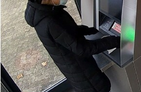 Polizei Braunschweig: POL-BS: Unbekannte Frau entwendet Geldbörse und hebt Geld ab - Polizei fahndet mit Fotoaufnahmen der Tatverdächtigen