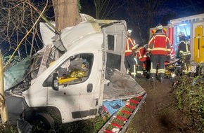 Kreisfeuerwehrverband Rendsburg-Eckernförde: FW-RD: Fahrer nach Zusammenprall eingeklemmt - Rettung unter erschwerten Bedingungen
