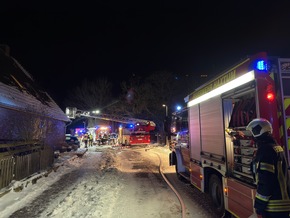 FW-AUR: Feuer an Carport greift auf Elektroautos &uuml;ber