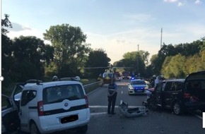 Polizeipräsidium Westpfalz: POL-PPWP: Drei Verletzte und hoher Sachschaden nach Verkehrsunfall