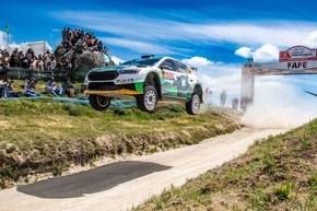 Dominanter WRC2-Dreifachsieg: Škoda Fabia RS Rally2 meistern die rauen Schotterpisten der Rallye Portugal