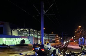 Polizei Düsseldorf: POL-D: Einsatz der Zivilfahnder - Professionelle Fahrraddiebe in Oberkassel aufgespürt - Verfolgung - Spektakulärer Verkehrsunfall in Bilk