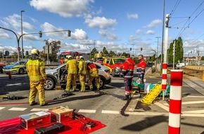 Feuerwehr Dresden: FW Dresden: Verkehrsunfall mit zwei Schwerverletzten
