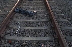 Bundespolizeidirektion Sankt Augustin: BPOL NRW: E-Scooter von Brücke auf Gleise geworfen - Bundespolizei ermittelt wegen gefährlichen Eingriff in den Bahnverkehr