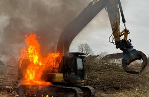 Feuerwehr Bremerhaven: FW Bremerhaven: Bagger im Vollbrand gelöscht