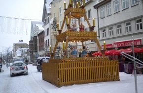 Polizeiinspektion Hameln-Pyrmont/Holzminden: POL-HOL: Holzminden - Innenstadt: Von Weihnachtspyramide zwei Engel gestohlen - Mutwillig aus Sockel gerissen -