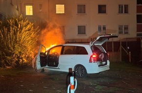 Feuerwehr Bremerhaven: FW Bremerhaven: Brand eines Personenkraftwagens in der Grashoffstraße