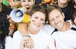 CosmosDirekt: Fußball-WM 2014: Mit Fan-Schal und Reisekrankenversicherung in den Brasilien-Urlaub (FOTO)
