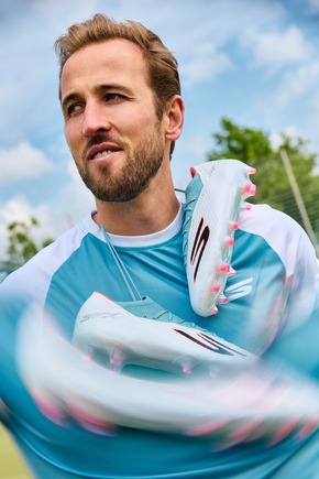 SKECHERS FOOTBALL ÜBERNIMMT DIE KONTROLLE AUF DEM PLATZ MIT DEM NEUEN SKX_2 FUSSBALLSCHUH