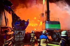 Feuerwehr Essen: FW-E: Gro&szlig;brand auf Schrottplatz - rund 140 Einsatzkr&auml;fte im Einsatz