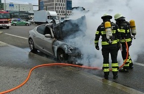 Feuerwehr München: FW-M: Maserati gerät in Brand (Westend)