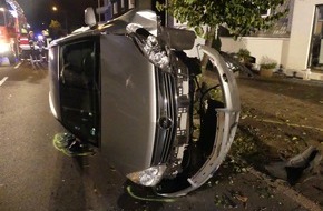 Kreispolizeibehörde Oberbergischer Kreis: POL-GM: Auto landet auf Seite - 20-Jähriger leicht verletzt