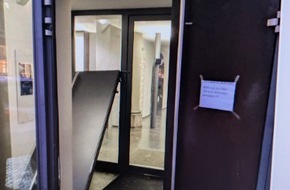 Polizei M&ouml;nchengladbach: POL-MG: Auto f&auml;hrt in Kirchent&uuml;r