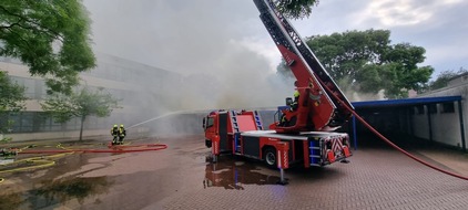 Feuerwehr Oberhausen: FW-OB: Brand an der Theodor-Heuss-Realschule - Feuerwehreinsatzkräfte vor Ort