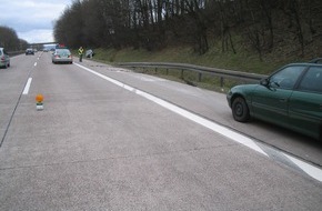 Polizeiinspektion Hildesheim: POL-HI: Suche nach Taschentuch endet auf der BAB 7 in Verkehrsunfall mit verletzter Person