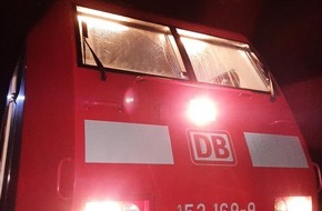 Bundespolizeiinspektion Bremen: BPOL-HB: Kindertrecker und Eier auf Lokomotive geworfen: Lokführer unter Schock