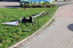 Polizei Minden-Lübbecke: POL-MI: Verkehrszeichen umgefahren und geflüchtet