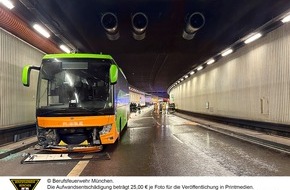 Feuerwehr München: FW-M: Bus kollidiert mit Fahrbahntrennung im Tunnel (Sendling)