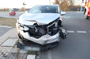 Kreispolizeibehörde Herford: POL-HF: Verkehrsunfall im Kreuzungsbereich - Zwei Personen leicht verletzt