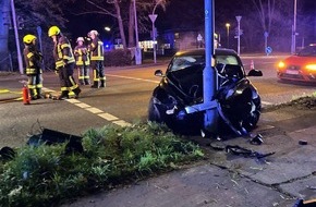 Polizei Rheinisch-Bergischer Kreis: POL-RBK: Leichlingen - Fahranf&auml;nger kollidiert mit Ampelmast - 3 Verletzte