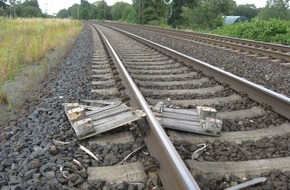 Bundespolizeiinspektion Bremen: BPOL-HB: Holzpalette auf Bahnstrecke in Bremerhaven gelegt
