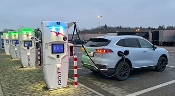 ADAC: Ad-hoc-Laden viel zu teuer / ADAC Untersuchung an Autobahnen zeigt: Laden oft intransparent, nicht benutzerfreundlich und ohne Vertragsbindung bis zu 62 Prozent teurer