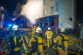 FW Menden: Gaststätte in Vollbrand - Feuerwehr rettet sechs Bewohner