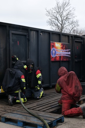 FW Allensbach: Heißausbildung - Brandbekämpfung und Menschenrettung unter realen Bedingungen