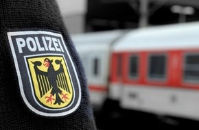 Bundespolizeidirektion München: Bundespolizeidirektion München: Lebensgefährliche Route auf Gleisen - Lokführer muss Gefahrenbremsung einleiten / Jugendliche Migranten legen Bahnverkehr zwischen Rosenheim und Kufstein kurzzeitig lahm