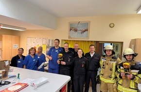 Feuerwehr Herdecke: FW-EN: Freiwillige Feuerwehr Herdecke besucht Kinderstationen im Gemeinschaftskrankenhaus vor Heiligabend