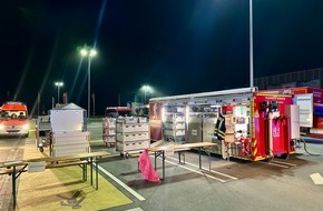 Feuerwehr Weinheim: FW Weinheim: Gefahrguteinsatz in Edingen-Neckarhausen. Feuerwehr Weinheim unterst&uuml;tzt mit Atemschutzger&auml;tetr&auml;gern und dem Abrollbeh&auml;lter Atemschutz.
