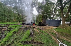 Freiwillige Feuerwehr Gemeinde Schiffdorf: FFW Schiffdorf: Traktor steht in Vollbrand - Feuerwehr steht vor schwieriger Löschwasserversorgung